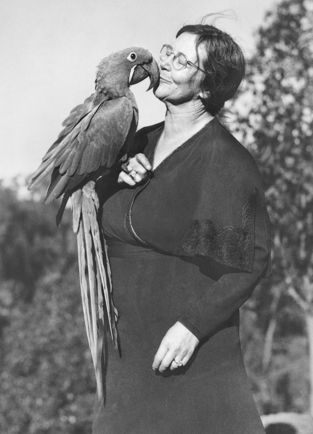 Belle Benchley with hyacinth macaw