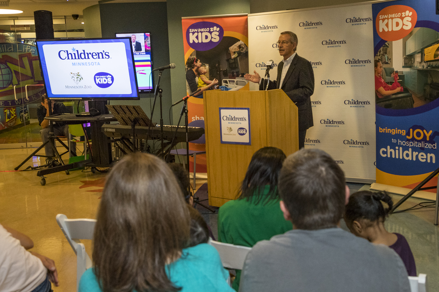 SDZG CEO/President Doug Myers speaks at the launch of the San Diego Zoo Kids channel at Children's Minnesota hospital.